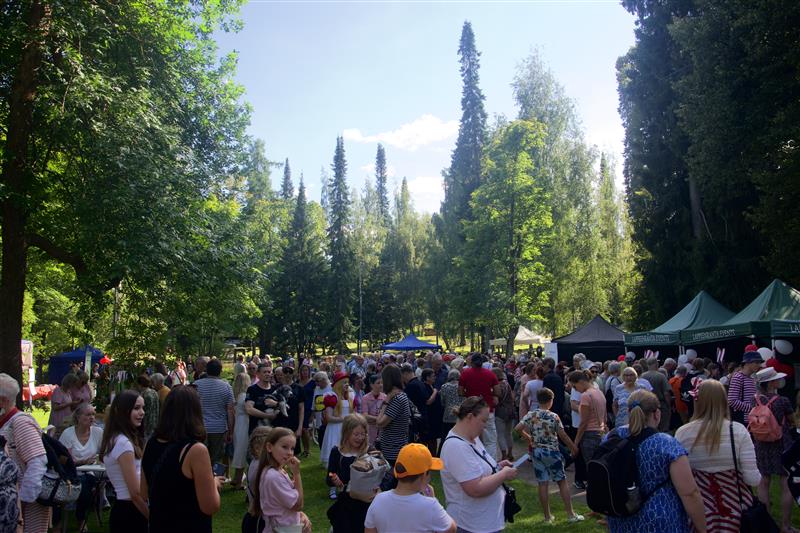 Paljon ihmisiä kokoontuneena kesällä Lappeenrannan Pusupuistoon pikniktunnelmissa.
