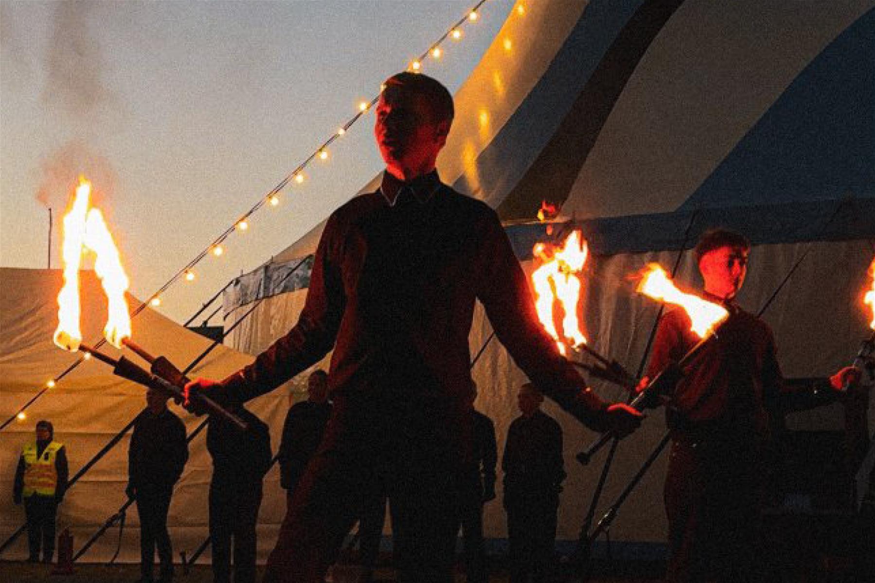 Tulitaiteilijoita sirkusteltan edessä.